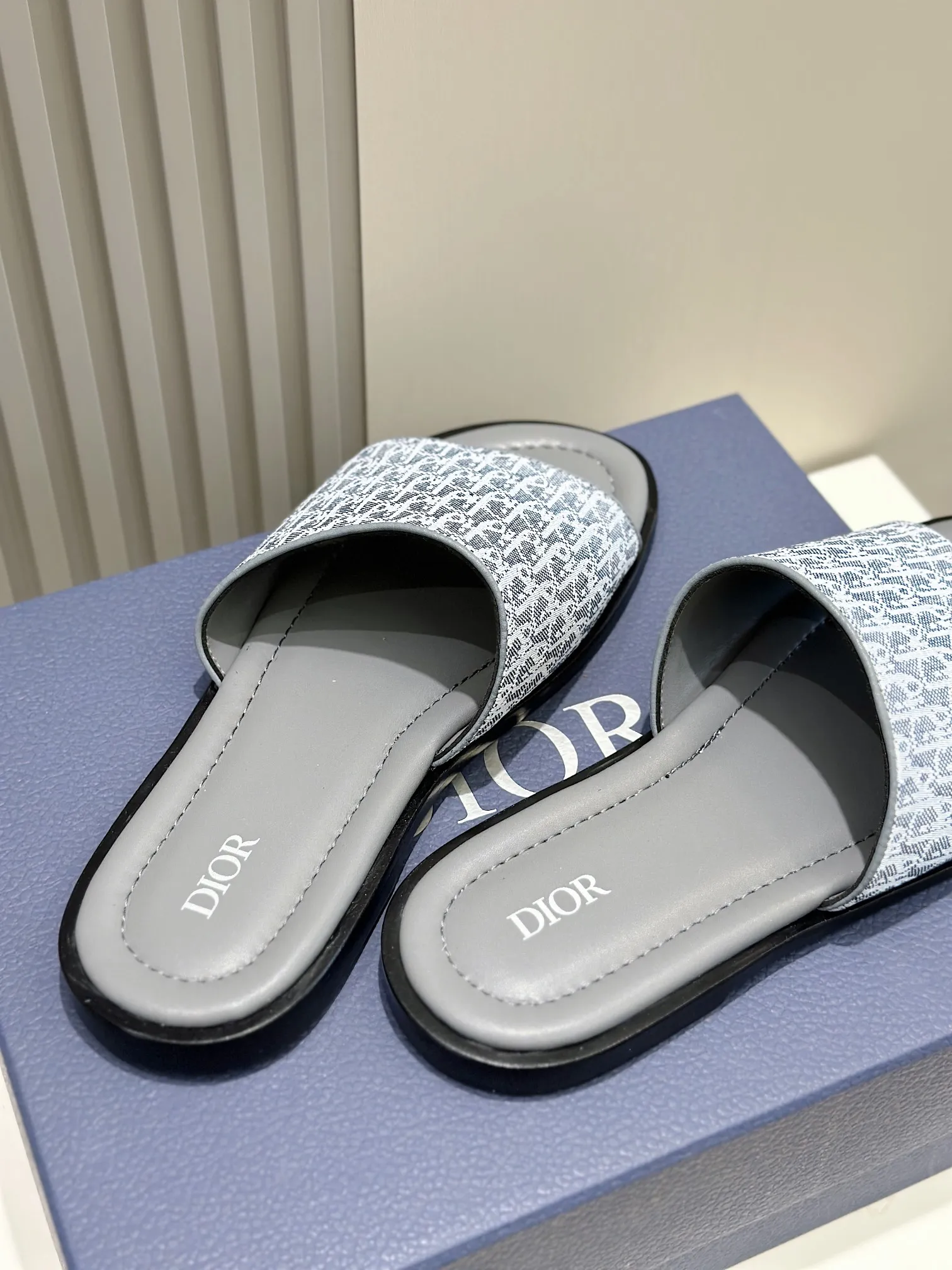P320 [DIOR] Size 39-44 (38.45 custom-made) 2024ss Dior’s latest men’s slippers are a must-have. Dior Alias ​​Men's Genuine Leather Slippers This summer new Alias ​​sandal embodies a casual and elegant style. Carefully crafted from grained cow leather and Oblique printed fabric, with cowhide lining! Cross-strap design with metal-clad brass CD Diamond logo. The imported cowhide leather and rubber sole adds sophistication and comfort, while Oblique print-effect anti-slip panels add style.